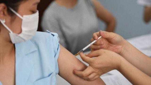 Phó Thủ tướng cũng yêu cầu Bộ Y tế cân đối nguồn cung vaccine trong tháng 11, 12 năm 2021 ưu tiên bố trí để Hà Nội tiêm cho toàn bộ nhân dân Thủ đô từ 18 tuổi trở lên.