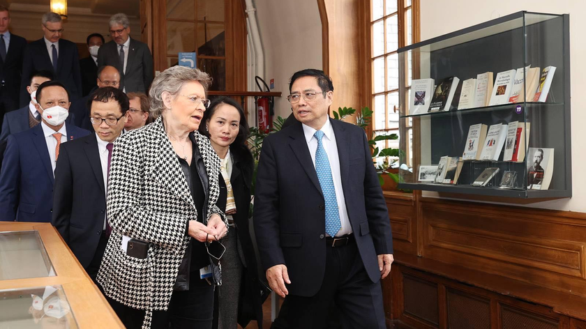Thủ tướng Phạm Minh Chính thăm Viện Pasteur Paris sáng 5/11 giờ địa phương. Ảnh: TTXVN