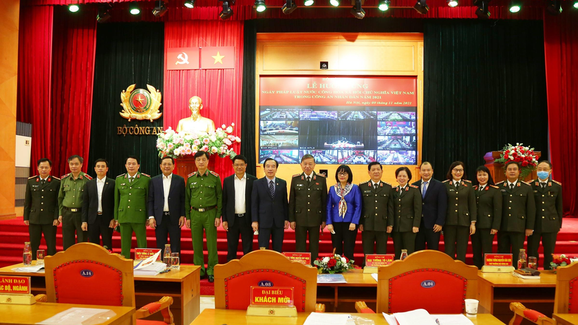 Bộ trưởng Tô Lâm, Thứ trưởng Đặng Hoàng Oanh và các đại biểu chụp ảnh lưu niệm tại buổi lễ.
