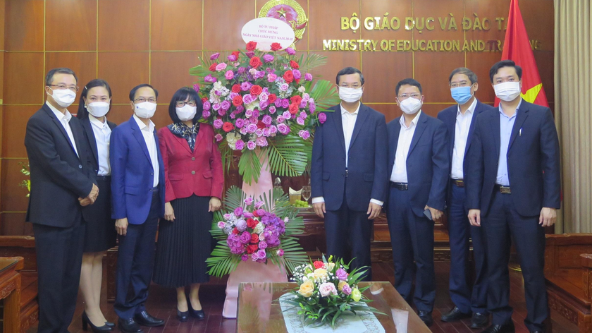 Thứ trưởng Đặng Hoàng Oanh cùng lãnh đạo, đại diện một số đơn vị thuộc Bộ Tư pháp chúc mừng Bộ Giáo dục và Đào tạo nhân Ngày nhà giáo Việt Nam.
