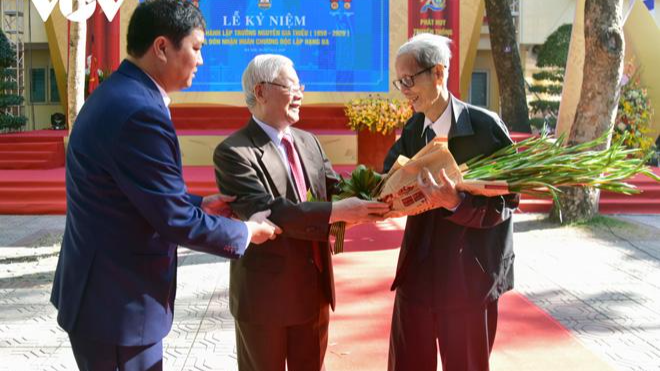 Tổng Bí thư Nguyễn Phú Trọng tặng hoa thầy giáo nhân Ngày Nhà giáo Việt Nam.