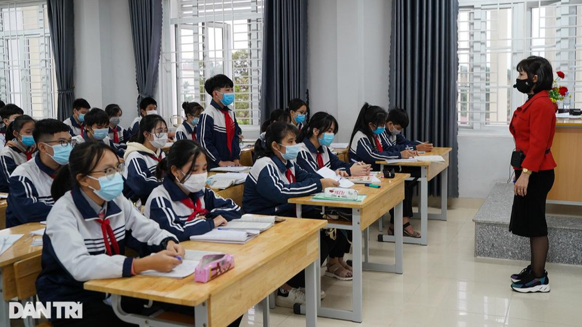 Hàng ngàn học sinh Hà Nội quay trở lại trường học.