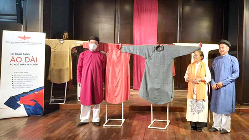 Lễ trao tặng áo dài ngũ thân cho bảo tàng.