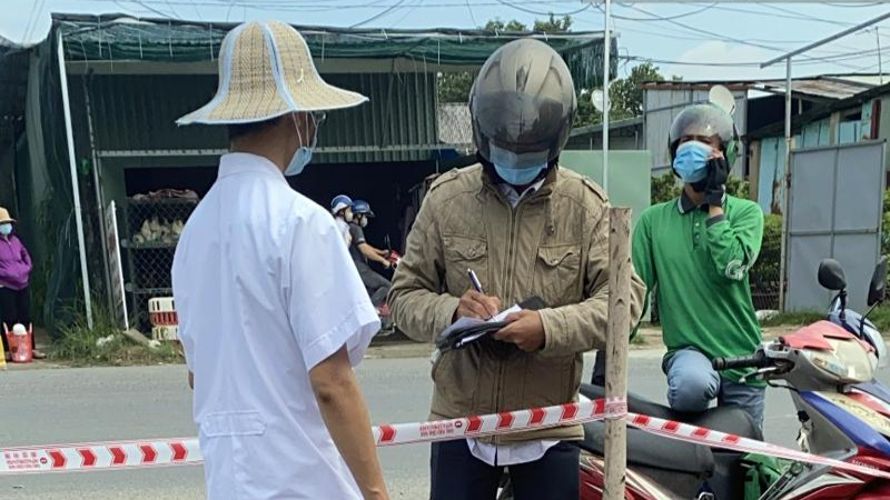  Nhân viên phòng khám chuyên khoa HIV trực tại chốt để nhận thuốc cho bệnh nhân tại Đồng Nai.