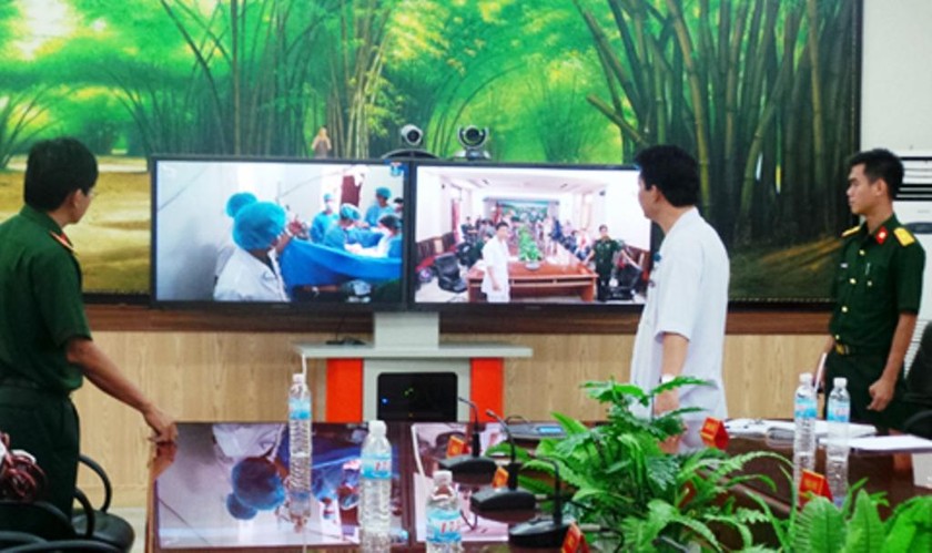 Thiếu tướng PGS.TS Nguyễn Hồng Sơn, Giám đốc Bệnh viện Quân y 175 (người mặc áo trắng) trực tiếp chỉ đạo ca mổ sinh tại Bệnh xá đảo Trường Sa Lớn qua hệ thống truyền trực tiếp về đất liền (hệ thống Telemedicine).