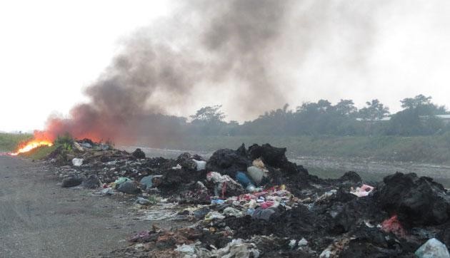 Nhiều địa phương vẫn chủ yếu xử lý rác thải sinh hoạt bằng cách đốt rác.