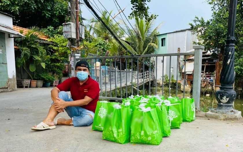 Nghệ sĩ Quyền Linh giản dị đi xe máy đến các ngõ hẻm trao quà cho người dân khó khăn.