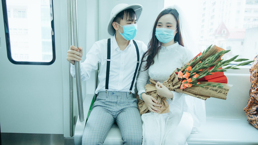 Bộ ảnh cưới của đôi trẻ chụp trên tuyến đường sắt Cát Linh - Hà Đông. 