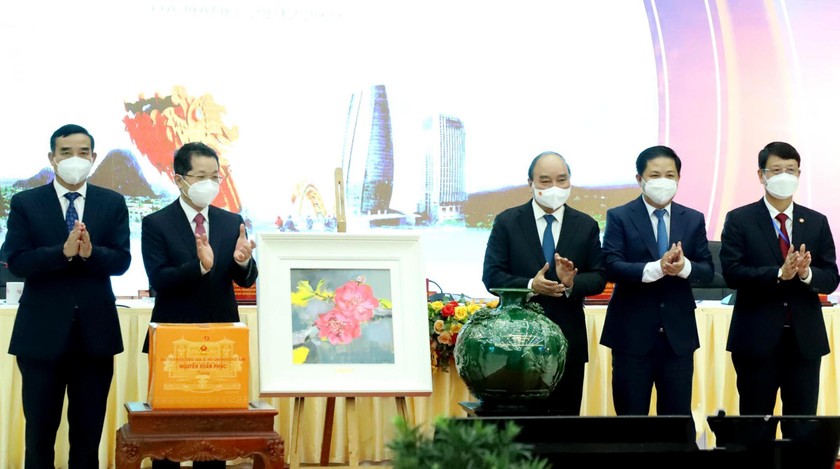 Chủ tịch nước Nguyễn Xuân Phúc tặng quà lưu niệm cho thành phố Đà Nẵng.