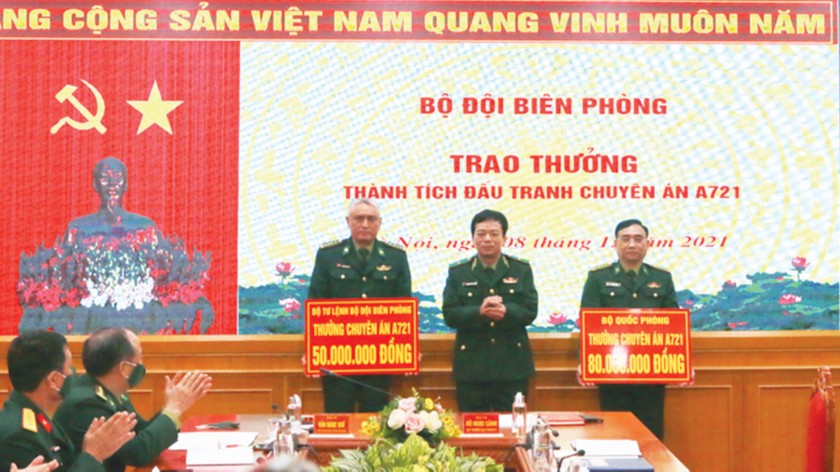 Thiếu tướng Nguyễn Văn Thiện trao thưởng cho các đơn vị lập thành tích trong chuyên án A721, thu giữ tang vật là 100 bánh heroin, 180 nghìn viên ma túy và 1 kg ma túy dạng đá. 