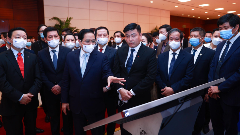 Thủ tướng tham quan triển lãm bên lề Diễn đàn quốc gia về phát triển doanh nghiệp công nghệ số lần thứ III.