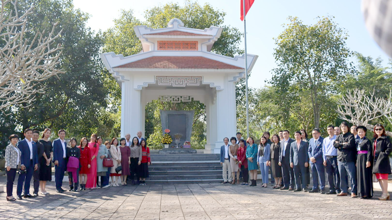  Đảng viên thuộc Đảng bộ Báo Pháp luật Việt Nam tại Khu di tích lịch sử Bộ Tư pháp. 