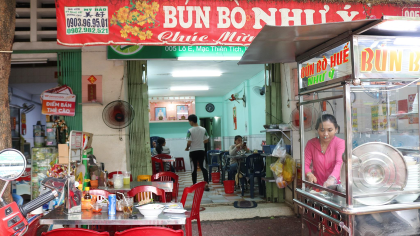 Nhiều quán ăn, quán cafe quyết định bán xuyên Tết để tăng doanh thu, bù đắp thời gian thất thu vì dịch bệnh. 