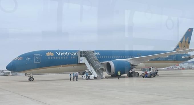 Máy bay Boeing 787 hạ cánh tại sân bay Fukuoka để kiểm tra an ninh.