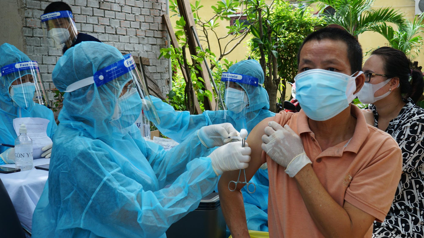 TP Hồ Chí Minh triển khai tiêm vaccine phòng COVID-19 cho người dân.