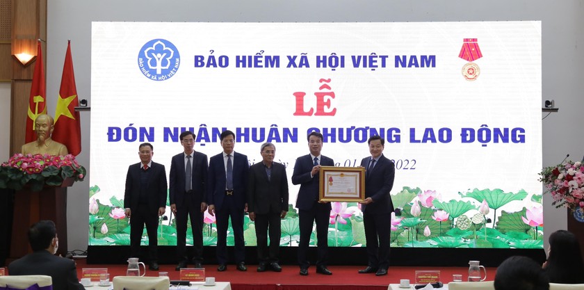 BHXH Việt Nam nhận Huân chương Lao động hạng Ba. 
