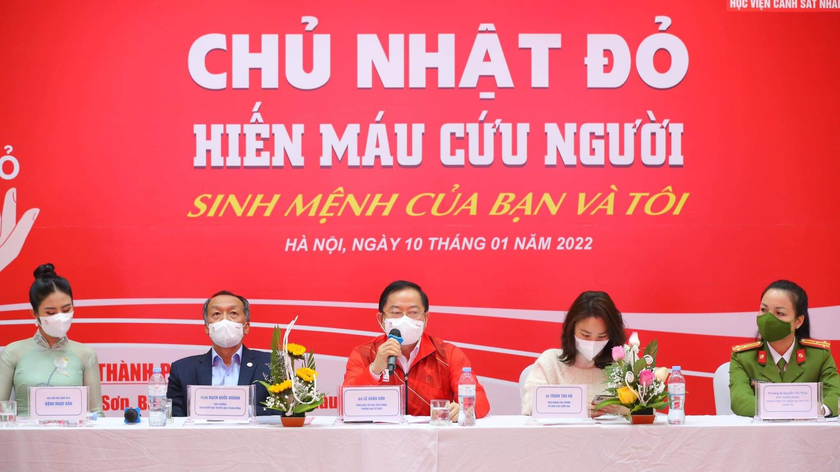 Nhà báo Lê Xuân Sơn phát biểu tại buổi họp báo