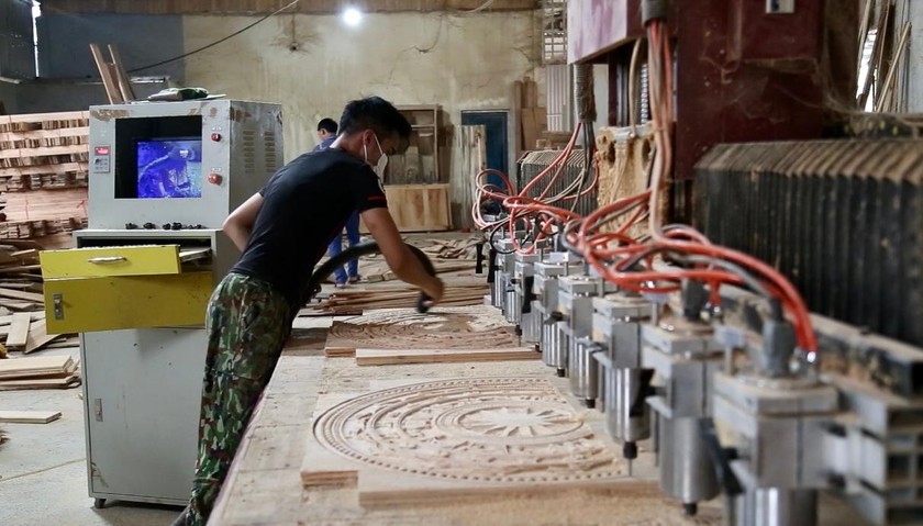 Các hộ làm nghề mộc ở Tràng Đình đã mạnh dạn đầu tư máy móc để cho ra sản phẩm đạt chất lượng cao. 