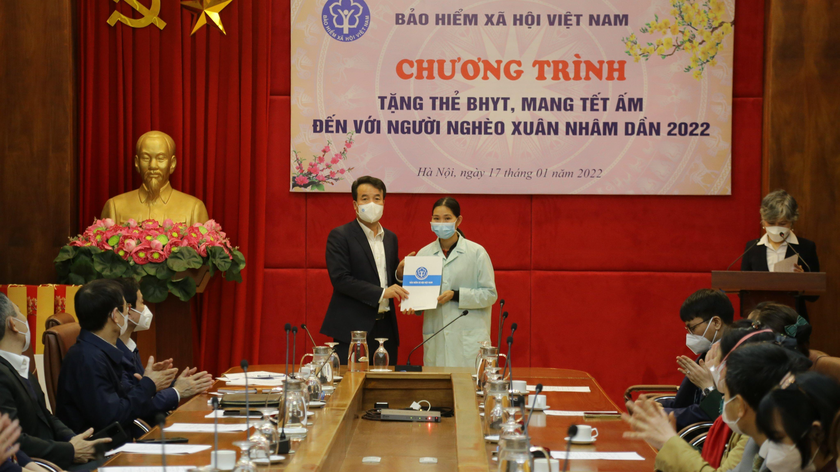 Ông Nguyễn Thế Mạnh - Tổng Giám đốc BHXH Việt Nam tặng quà bệnh nhân và người nhà bệnh nhân có hoàn cảnh khó khăn điều trị tại Hà Nội.