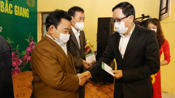 Đoàn công tác NHCSXH do Tổng Giám đốc Dương Quyết Thắng làm Trưởng đoàn tặng quà gia đình chính sách, hộ nghèo tại huyện Lục Ngạn, tỉnh Bắc Giang.