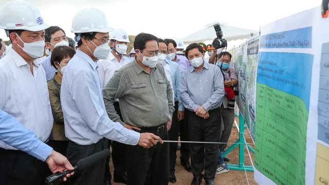 Thủ tướng nghe báo cáo tiến độ thi công dự án Phan Thiết - Dầu Giây.