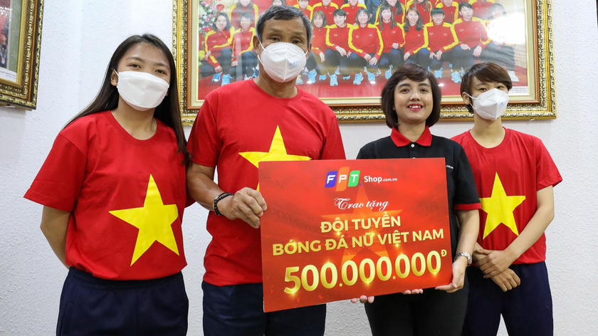 Đại diện đội tuyển bóng đá nữ Việt Nam nhận thưởng từ FPT shop.