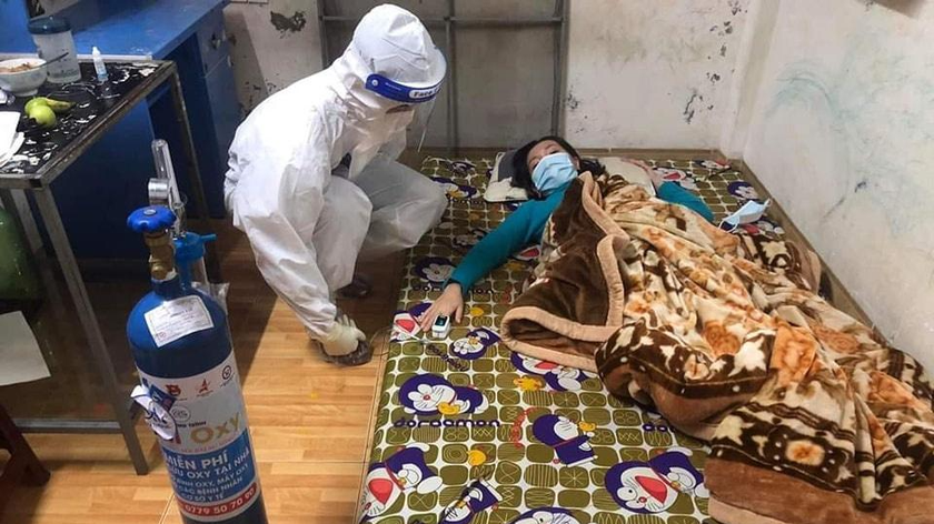 Các tình nguyện viên của đội ATM Oxy Thừa Thiên - Huế mang bình oxy đến và chăm sóc các bệnh nhân bị COVID-19 đang điều trị tại nhà. 