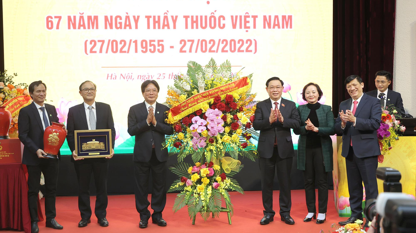  Chủ tịch Quốc hội Vương Đình Huệ tặng hoa chúc mừng Bệnh viện Việt Đức.