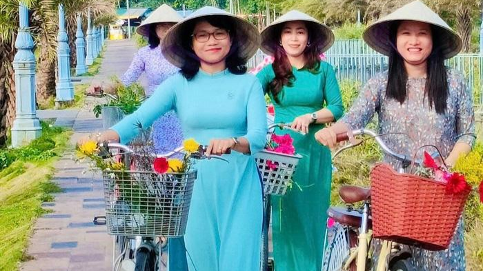 Phụ nữ Quảng Ngãi mặc áo dài diễu hành bằng xe đạp trong Tuần lễ Áo dài năm 2022.