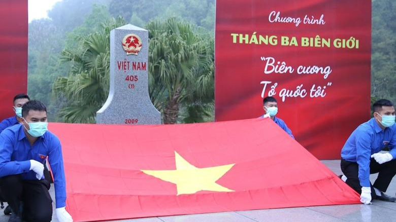 Lễ chào cờ đặc biệt “Tôi yêu Tổ quốc tôi” tại cột mốc biên giới 405 biên giới Việt - Lào.