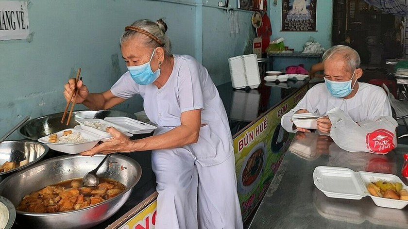 Đôi vợ chồng U90, bà Nguyễn Thị My - ông Trần Văn Hồng mỗi ngày nấu hơn 100 hộp cơm chay đặt trước nhà cho người khó khăn. 