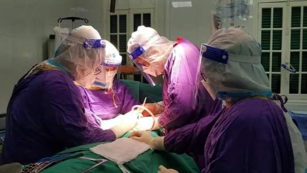 l Cấp cứu cho bệnh nhân mắc COVID-19 bị chảy máu dữ dội tại Bệnh viện Việt Đức.