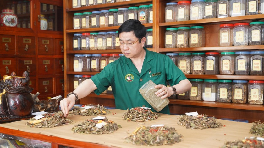 Lương y Phùng Tuấn Giang còn là Chủ tịch tổ chức quốc tế về chữa bệnh bằng liệu pháp thiên nhiên tại Việt Nam.