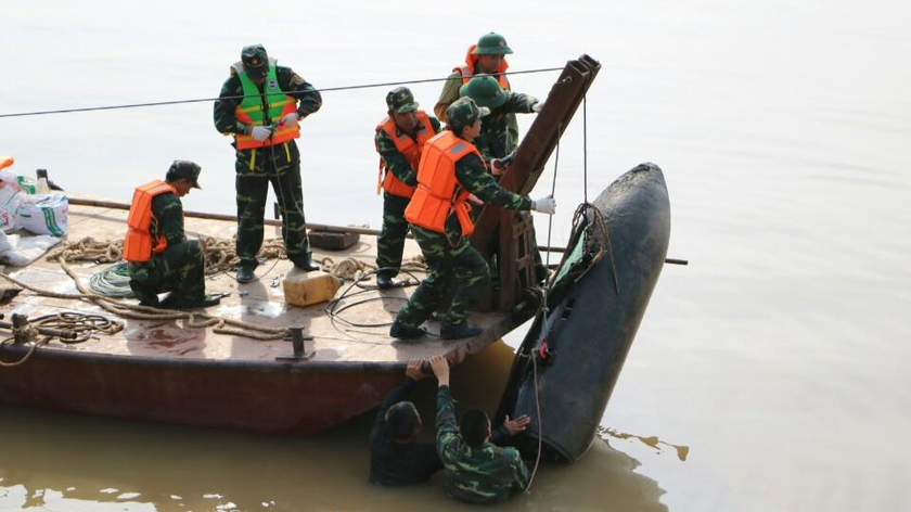 Bộ Tư lệnh Thủ đô đã trục vớt thành công quả bom dài 1,6m dưới sông Hồng, gần cầu Long Biên, Hà Nội ngày 22/6/2020 . 