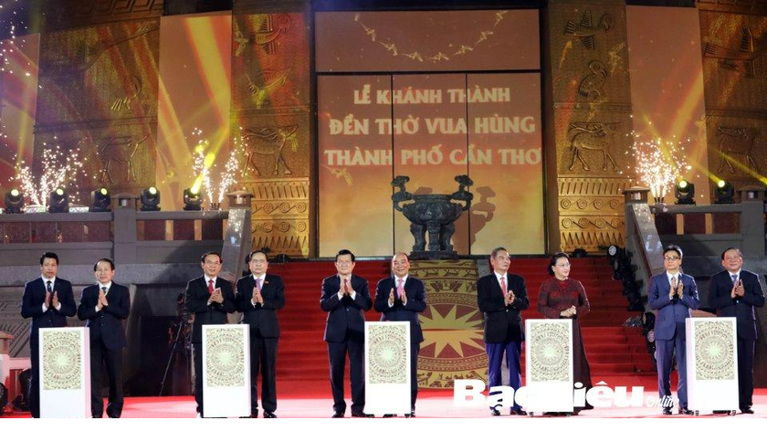 Chủ tịch nước Nguyễn Xuân Phúc và các đồng chí lãnh đạo, nguyên lãnh đạo Đảng, Nhà nước thực hiện nghi thức khánh thành Đền thờ Vua Hùng tại TP. Cần Thơ.