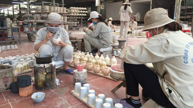 Sản xuất sản phẩm gốm sứ tại làng nghề Bát Tràng, Hà Nội.