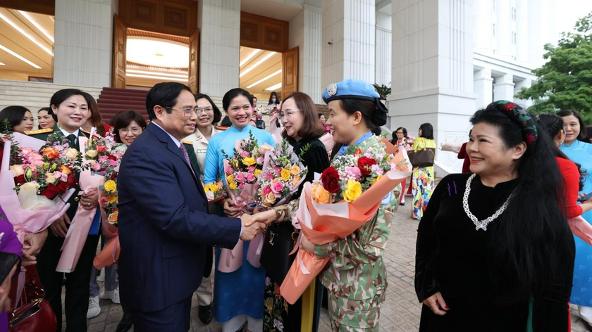 Thủ tướng Phạm Minh Chính tặng hoa Trung tá Nga tại cuộc gặp mặt đại diện tiêu biểu các tầng lớp phụ nữ nhân kỷ niệm 91 năm ngày thành lập Hội LHPN, ngày 19/10/2021. 