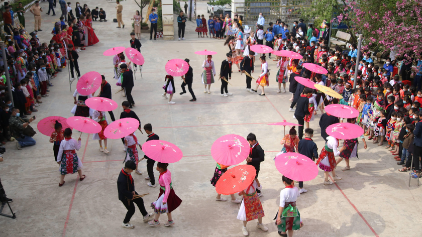 Trường Tiểu học xã Cán Chu Phìn, huyện Mèo Vạc, một trong những trường tiêu biểu với hàng trăm học sinh là con em các dân tộc như: Mông, Pu Péo, Pà Thẻn, Lô Lô, Cờ Lao, Giáy, Dao.