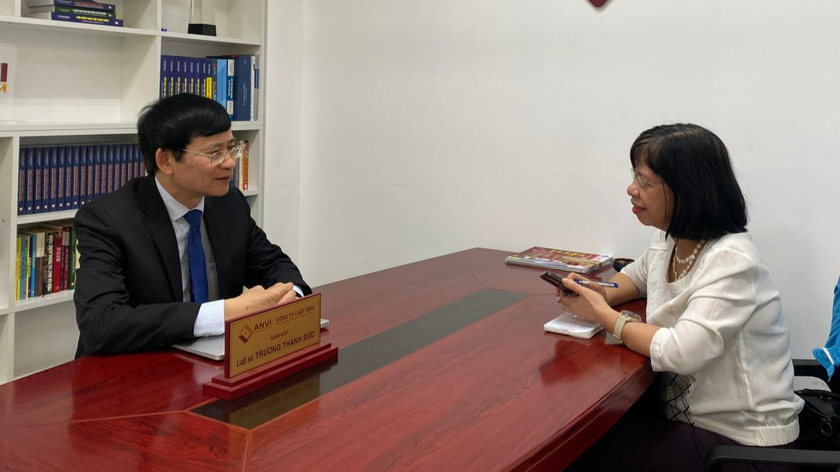 Luật sư Trương Thanh Đức trò chuyện cùng tác giả.