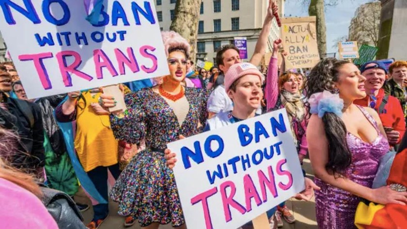 Một cuộc biểu tình ở Scotland đòi quyền lợi cho người chuyển giới trước dự luật mới. Ảnh: Guy Bell/Shutterstock 