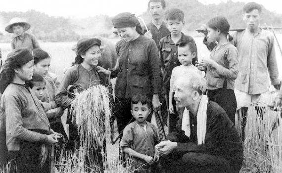 Chủ tịch Hồ Chí Minh là biểu tượng của văn hóa ứng xử tinh tế và bao dung. (Ảnh tư liệu: Bác Hồ thăm nông dân đang gặt lúa trên cánh đồng xã Hùng Sơn, huyện Đại Từ, Thái Nguyên).