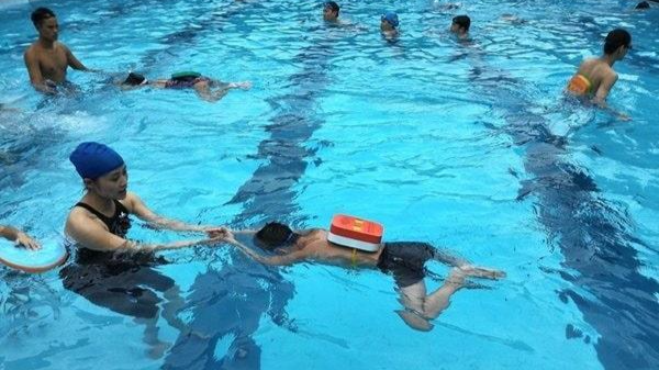 Nhiều cơ sở thể thao vẫn chưa “mặn mà” với việc hỗ trợ dạy trẻ em bơi mà không có chi phí. (Ảnh minh họa)