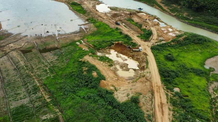 DN nạo vét lòng hồ thủy điện Đồng Nai 3 có dấu hiệu khai thác cát sai vị trí.