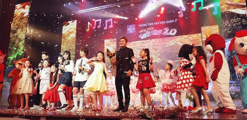 Nhạc sĩ Nguyễn Văn Chung và các bé trong một tiết mục biểu diễn.