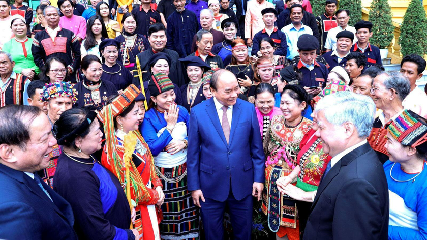 Chủ tịch nước Nguyễn Xuân Phúc trò chuyện thân mật với các đại biểu tham dự cuộc gặp mặt.