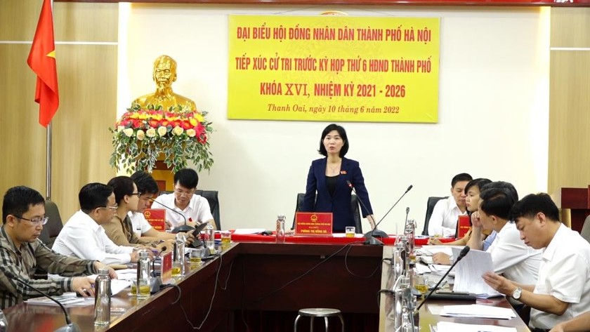 Phó Chủ tịch Thường trực HĐND thành phố Hà Nội Phùng Thị Hồng Hà phát biểu tại buổi tiếp xúc cử tri. (Ảnh: Internet)