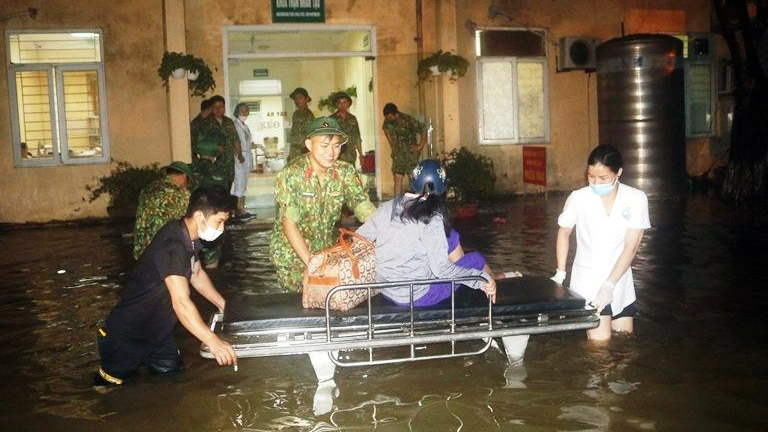  Đưa người bệnh tại Bệnh viện Đa khoa tỉnh Vĩnh Phúc ra khỏi vùng bị ngập lụt.