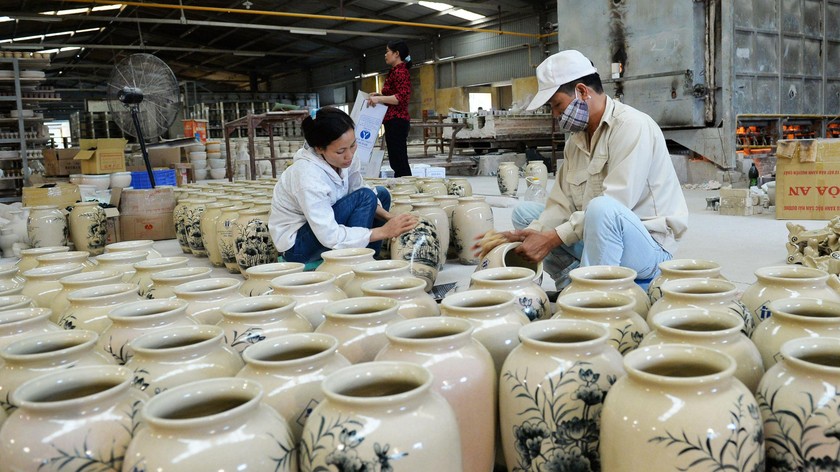Hà Nội chú trọng phát triển thị trường công nghiệp văn hóa ở các làng nghề truyền thống. (Ảnh: Làng gốm Bát Tràng (Hà Nội) đẩy mạnh hoạt động sản xuất, gắn với hoạt động tham quan, du lịch) 