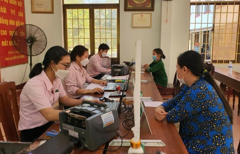 Cán bộ Chi nhánh NHCSXH tỉnh Bình Định luôn tận tụy phục vụ người dân vay vốn.