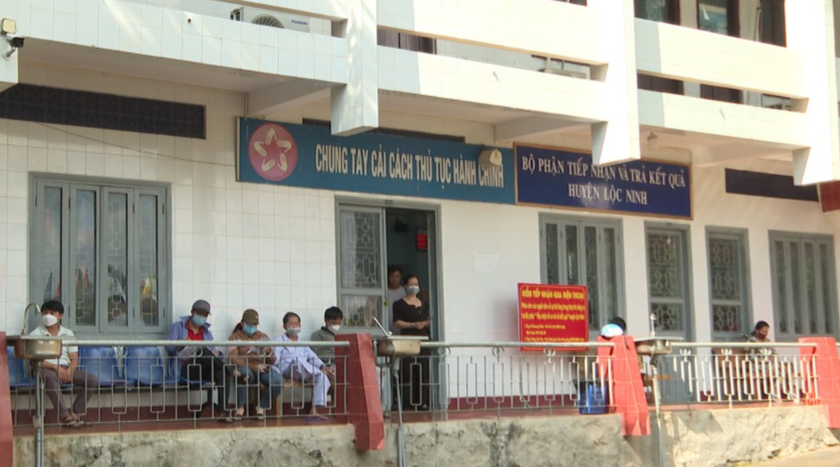 Bộ phận tiếp nhận và trả kết quả H.Lộc Ninh, nơi bị phản ánh tình trạng "cò" pháp lý hoạt động - ảnh Thanh niên